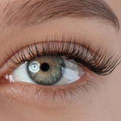 Natürliches Wimpernvolumen mit Verstärkung von Lashes auf den eigenen Wimpern