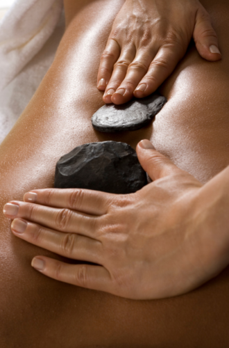 Hot-Stone Massage mit heißen aufgelegten Steinen