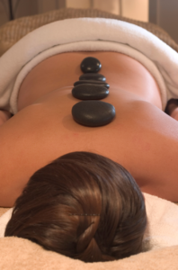 Hot-Stone Massage mit heißen aufgelegten Steinen